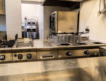 Un progetto ambizioso a Roma, dove tecnologia, arredo e arte bianca si fondono in un unico spazio esperienziale firmato De Santis Forni.