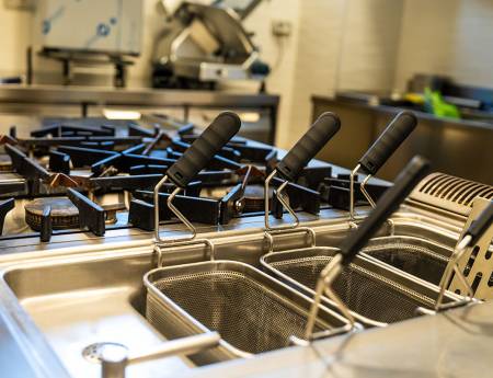 Un progetto ambizioso a Roma, dove tecnologia, arredo e arte bianca si fondono in un unico spazio esperienziale firmato De Santis Forni.