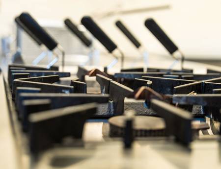 Un progetto ambizioso a Roma, dove tecnologia, arredo e arte bianca si fondono in un unico spazio esperienziale firmato De Santis Forni.