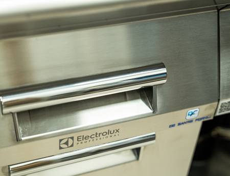 Un progetto ambizioso a Roma, dove tecnologia, arredo e arte bianca si fondono in un unico spazio esperienziale firmato De Santis Forni.