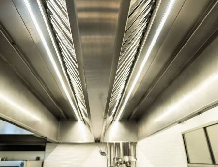 Un progetto ambizioso a Roma, dove tecnologia, arredo e arte bianca si fondono in un unico spazio esperienziale firmato De Santis Forni.