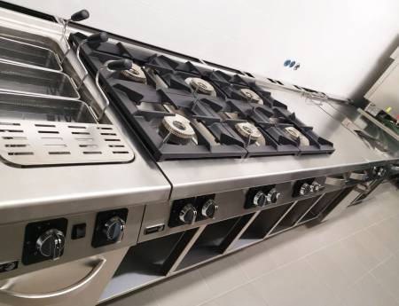 Fornitura delle attrezzature per le aule, la composizione della cucina tutta a marchio Fagor Iundustrial.