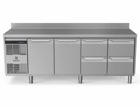 Scopri il tavolo refrigerato Electrolux ecostore HP Premium (710271) da 590lt in Classe B. Ideale per ristoranti e pasticcerie, con isolamento da 90mm e gas R290.